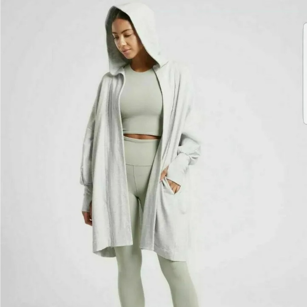Athleta Mantra Wrap, Light Grey Heather Size L